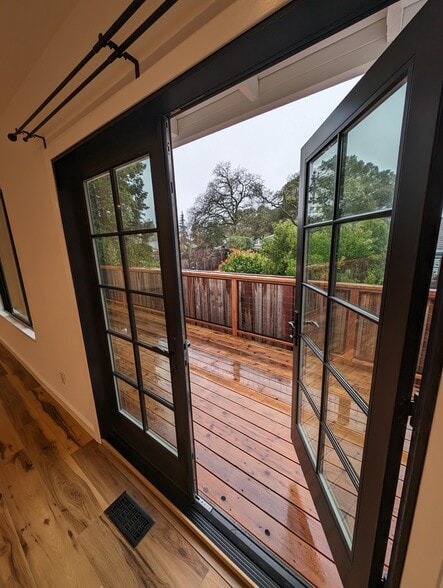 Brand new Redwood deck - 4977 Hoen Ave