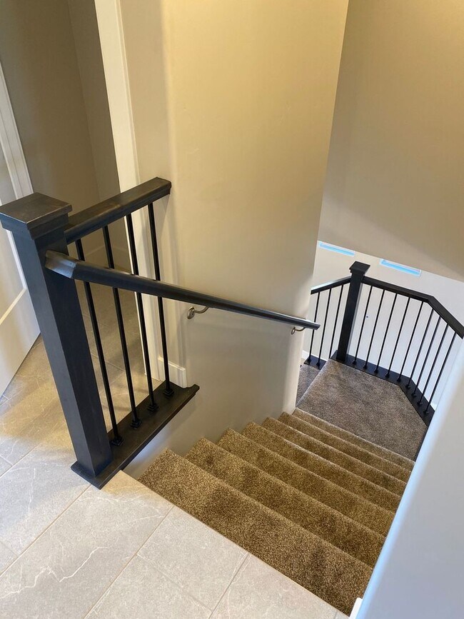 Building Photo - Newer- Red Mountain Vista Town Home