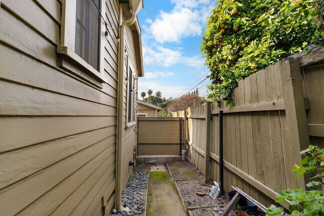 Building Photo - Adorable 1 bed / 1 bath Stand-Alone Bungalow in the Heart of Echo Park with Laundry & Parking