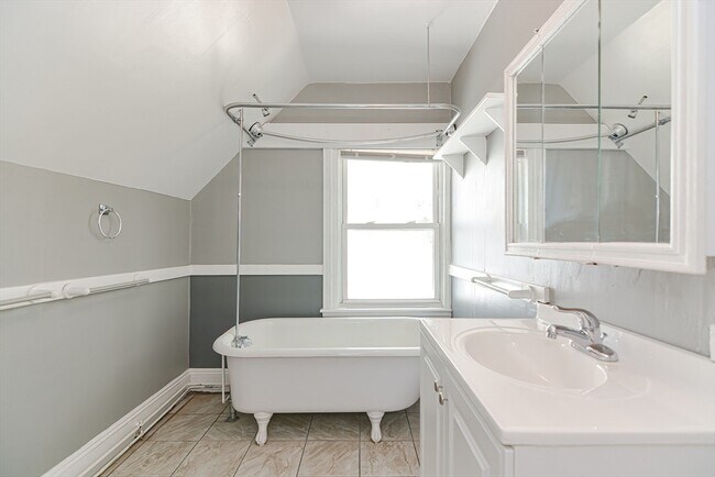 Building Photo - 36 Willow St