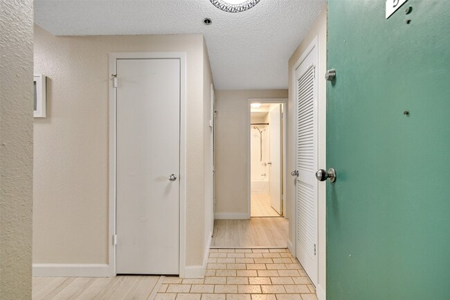 Building Photo - 7700 Seawall Blvd