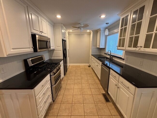 Building Photo - Updated 3 bedroom 1 bathroom Home in Kingw...