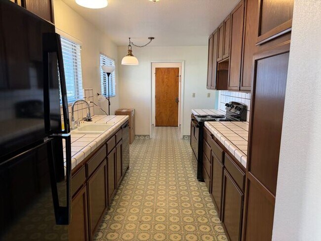 Building Photo - Lovely home in Marina available NOW!