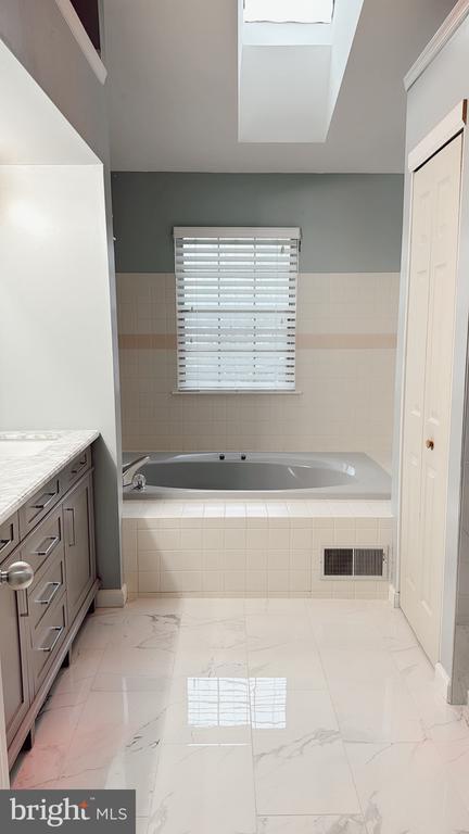 Building Photo - 101 Sarahs Ln