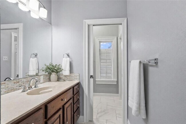 Building Photo - 632 Village Ln S