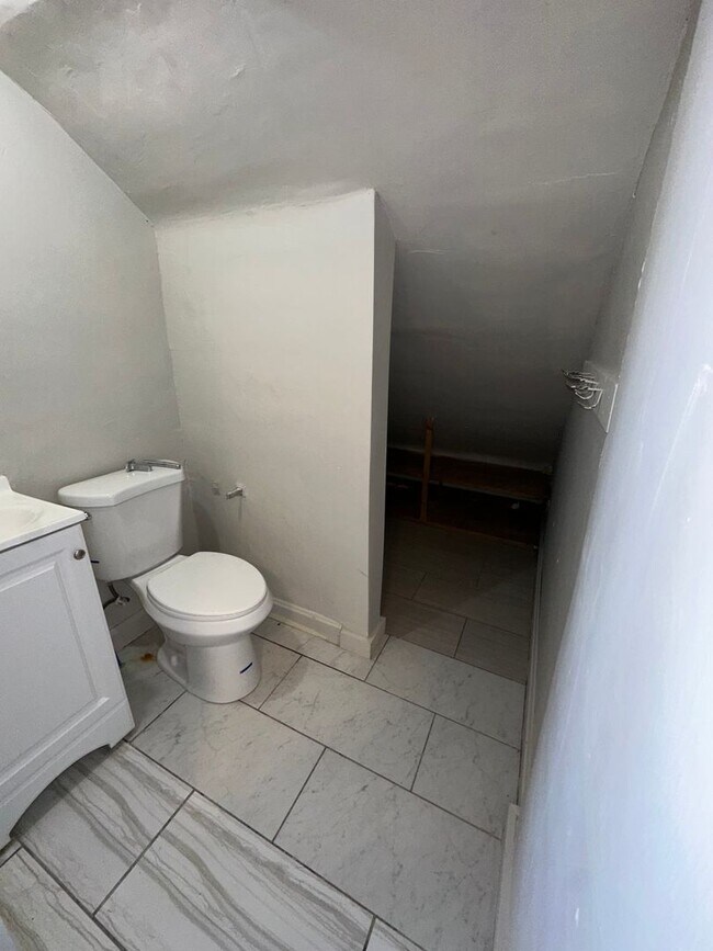 Building Photo - 5 Bedroom