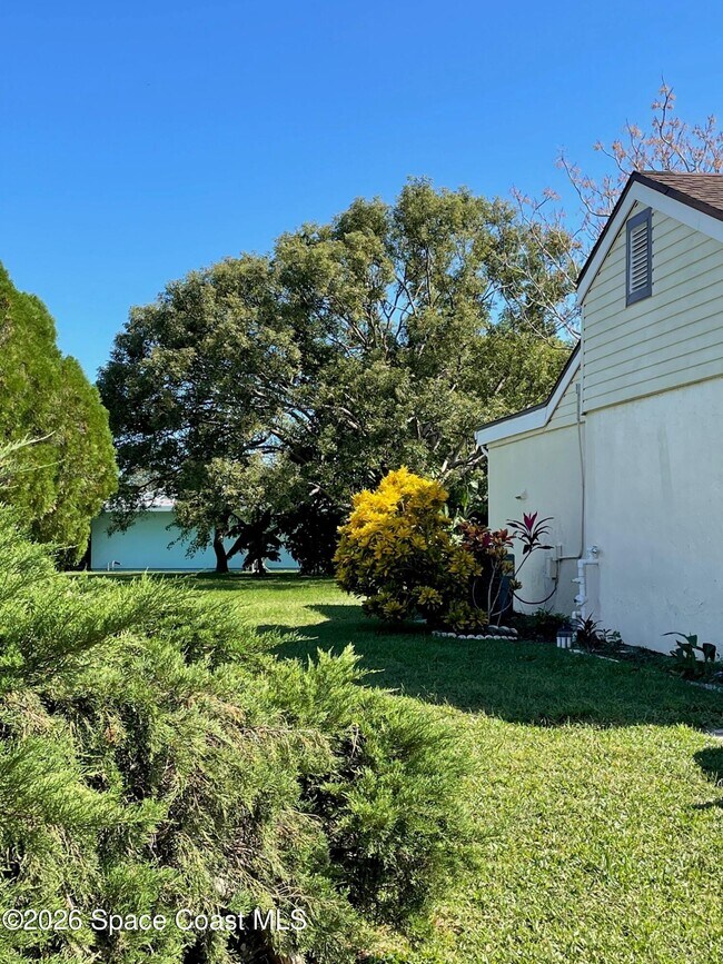 Building Photo - 997 Mariposa Dr NE