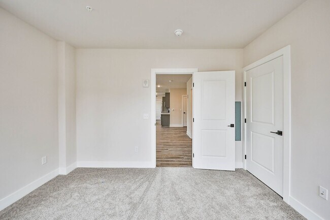 Building Photo - Brand New Luxury unit on Broadway in Bangor!
