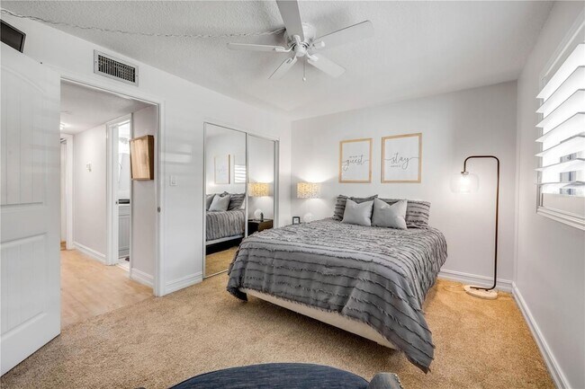 Building Photo - 2100 N Peninsula Ave