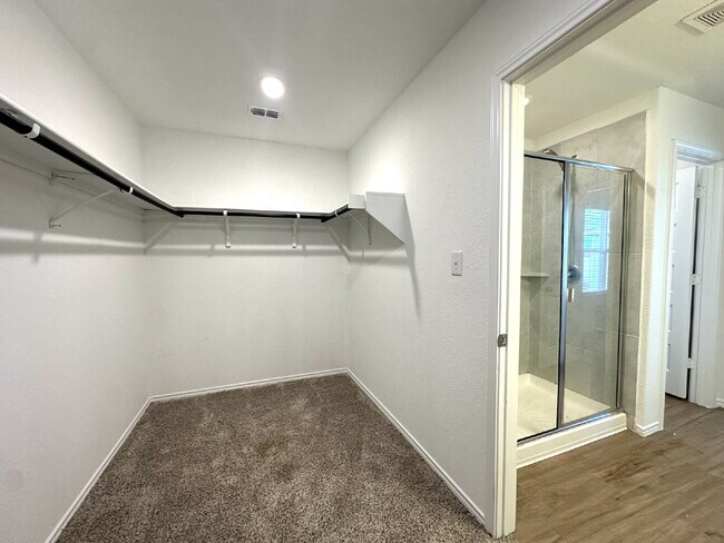 Building Photo - Spacious 4 Bed/2.5 Bath in Seguin with Easy I-10 Access