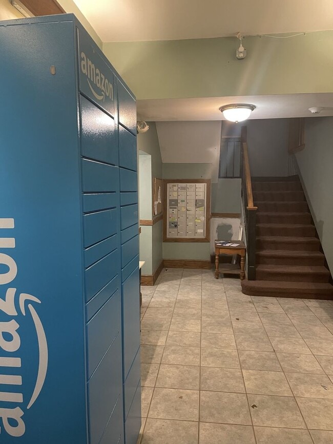Building Photo - 2BR 1Bth unit. Heat/Hot Water included. Great location!