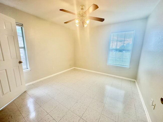Building Photo - Cozy 2/1 Duplex in Pleasanton w/ Dedicated Parking ~ Move-In Ready!