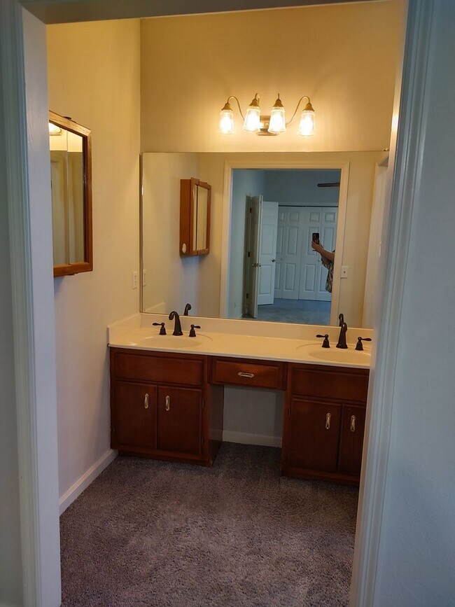 Building Photo - Spacious Home Conveniently Located in a Quiet Neighborhood!