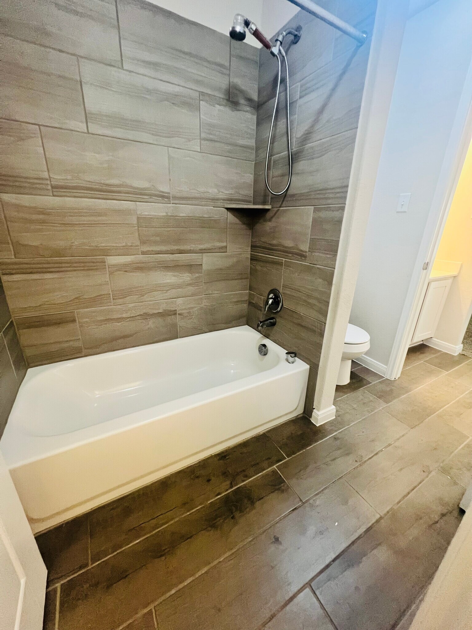Bedroom 2 and 3 shared bathroom - 603 Hirsch Trl