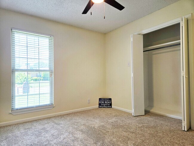 Building Photo - Brick 3/2/2 in Nice Denison Neighborhood O...