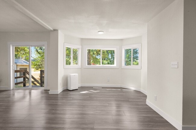 Building Photo - Lovely Remodeled 3 Bedroom, 2 Bath Large Corner Lot in Canby