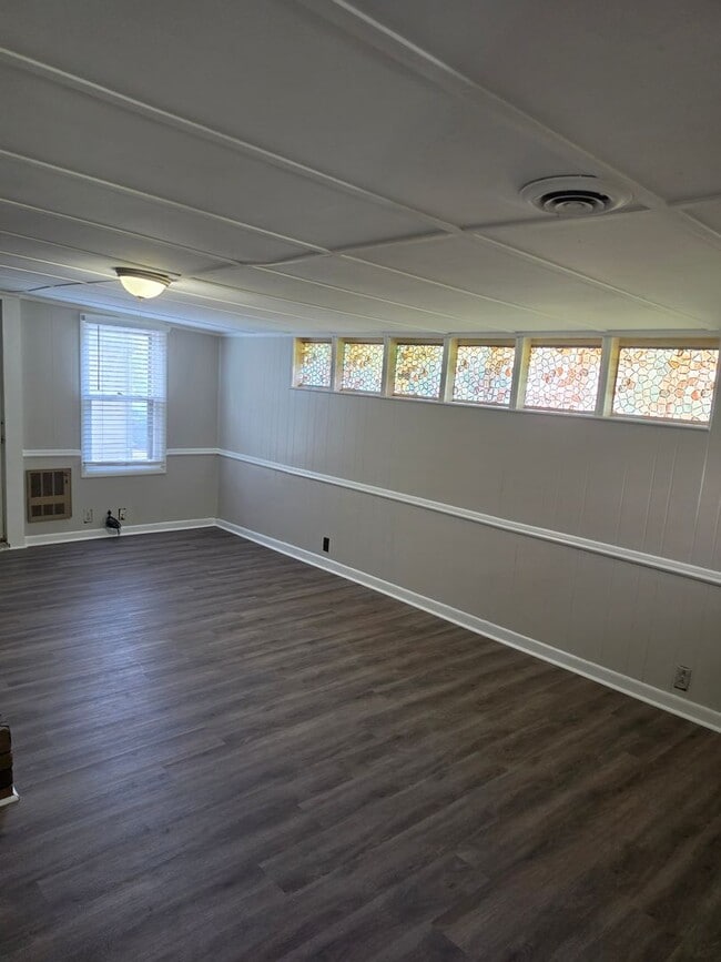 Building Photo - 3 bedroom 1.5 bath with 2-car garage