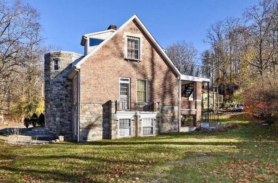 Building Photo - 2 Hollowbrook Pl