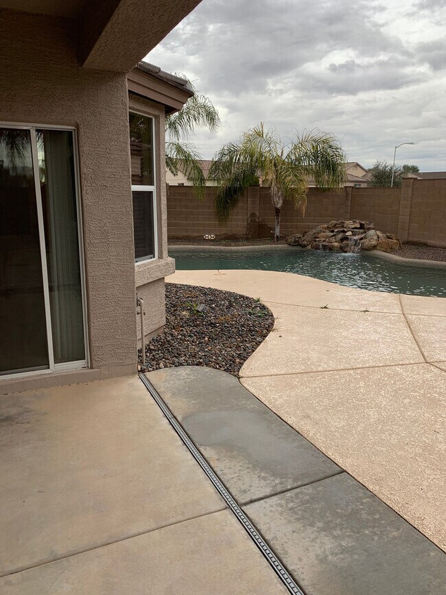 Building Photo - Very Nice 3 bedroom 2 bath home with a guest house