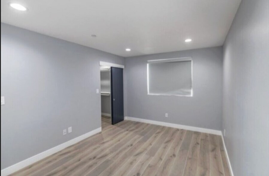 Building Photo - 1120 1/2 N Heliotrope Dr