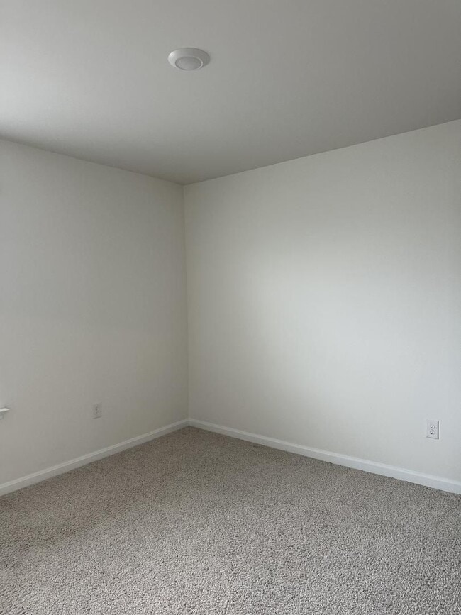 Building Photo - 1st Month Free Rent