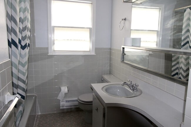Building Photo - 4 Bedroom 3 Bath Well Kept House in West H...