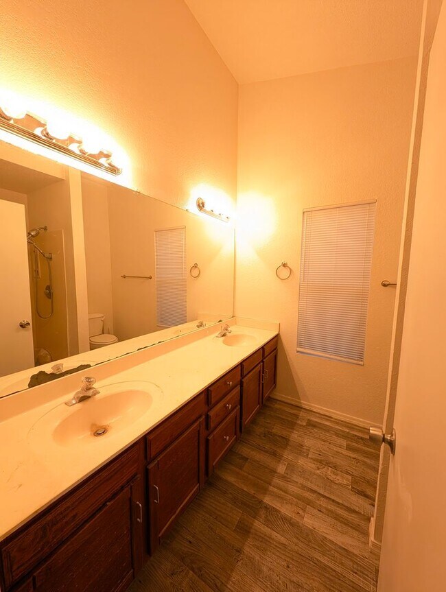 Building Photo - AVAILABLE NOW IN GREAT GILBERT LOCATION WITH NO HOA!!!