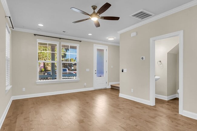 Building Photo - Stunning 3-Bed / 2.5-Bath Home in Park Cir...