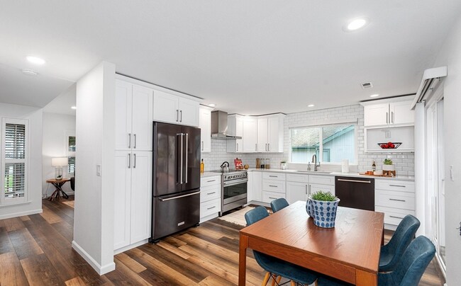 Building Photo - Bright Beautiful Home with huge fenced bac...