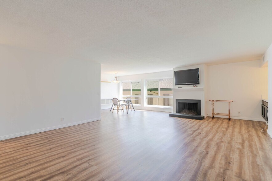 Building Photo - 13543 Moorpark St