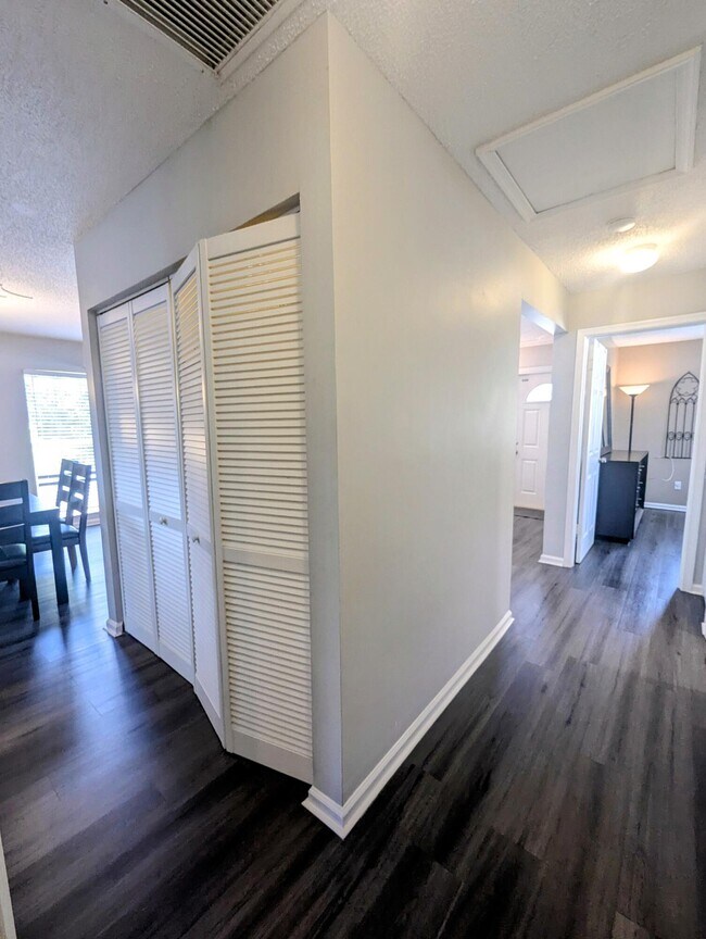 Building Photo - 1352 Riverside Cir