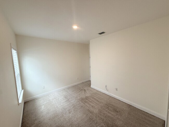 Building Photo - 32 Olivine Ct