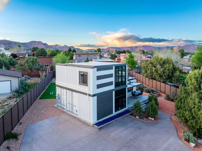 Building Photo - 736 W Rider Dr