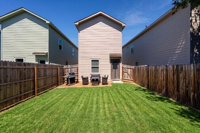 Building Photo - Where Modern Style, Cozy Living, and Effortless Comfort Come Together Perfectly