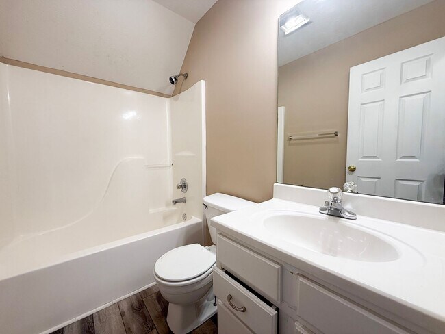 Building Photo - Pet-Friendly 3-Bedroom Home with Garage, Screened-In Porch & Spacious Bedrooms