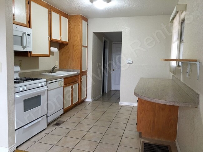 Building Photo - COZY TWO BEDROOM HOME