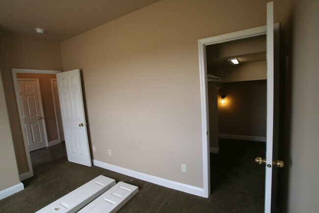 Building Photo - Matheson Way Townhouse