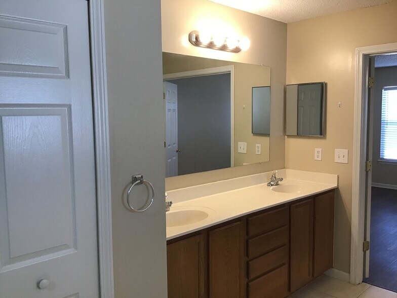 Building Photo - 2038 Belhaven Dr