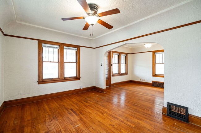 Building Photo - 3 Bedroom Single Family Home in West Allis
