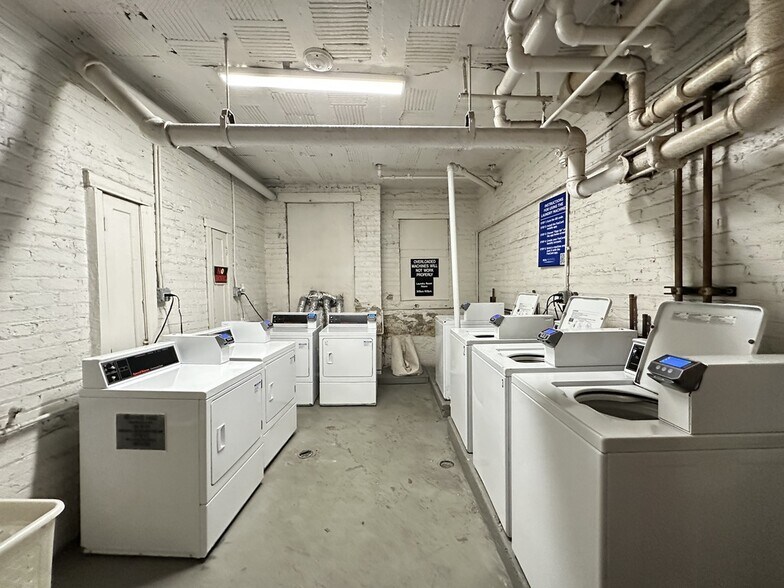 Building Photo - 4644 N Paulina St