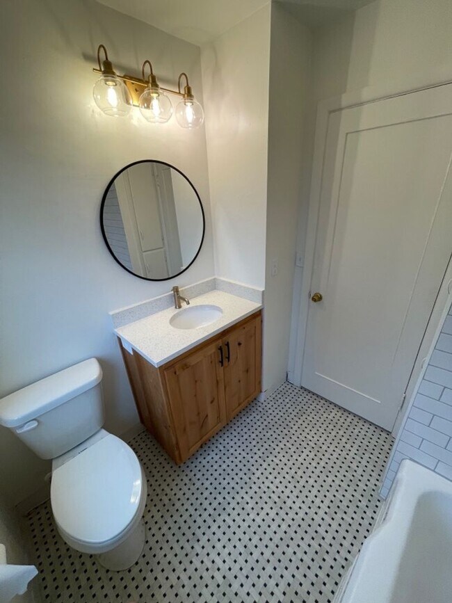 Building Photo - AVAILABLE NOW!!! Spacious 2bd/1ba House w/...