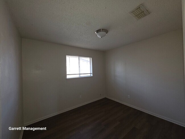 Building Photo - N Ridge 4-Plex