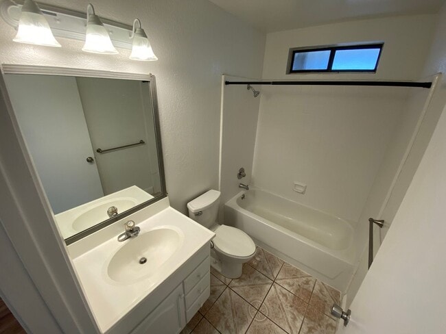 Building Photo - 705-709 E St