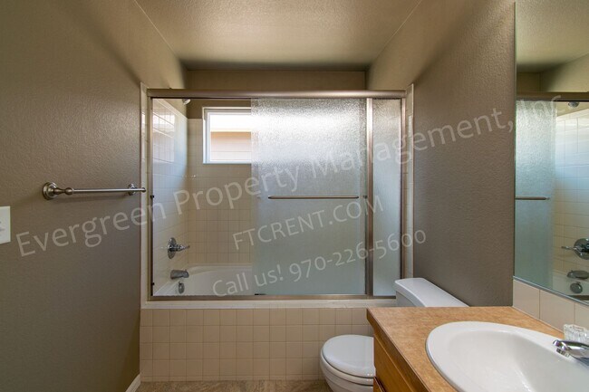 Building Photo - 3 bed, 3 bath Corner Lot in the Maple Hill...