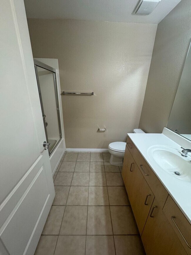Building Photo - SPACIOUS BOTTOM FLOOR 2 BEDROOM IN THE GATED MANHATTAN CONDOS