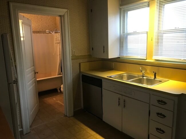 Building Photo - 116 Burlington Ave