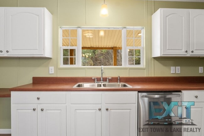 Building Photo - Beautiful Fully Renovated 3 Bed 2 Bath Home