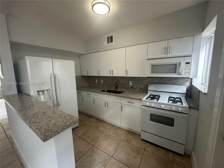 Building Photo - 8125 Hawthorne Ave