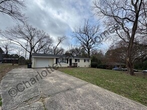 Building Photo - 3 Bedroom 1.5 bath home in Mathews!