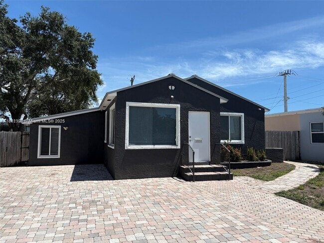 Primary Photo - 215 SW 17th St